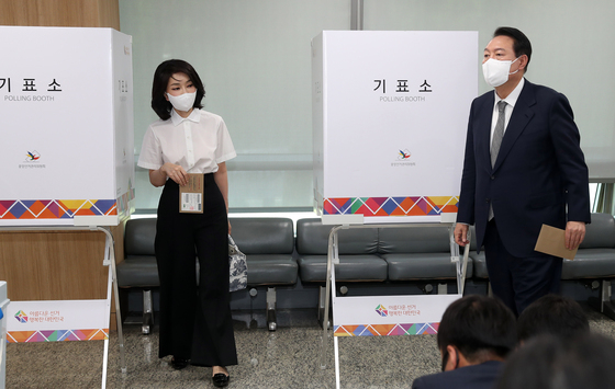 (서울=뉴스1) 오대일 기자 = 윤석열 대통령과 부인 김건희 여사가 27일 용산구의회에 마련된 제8회 전국동시지방선거·국회의원 보궐선거 사전투표소에서 한 표를 행사하고 있다. (대통령실사진기자단) 2022.5.27/뉴스1  
