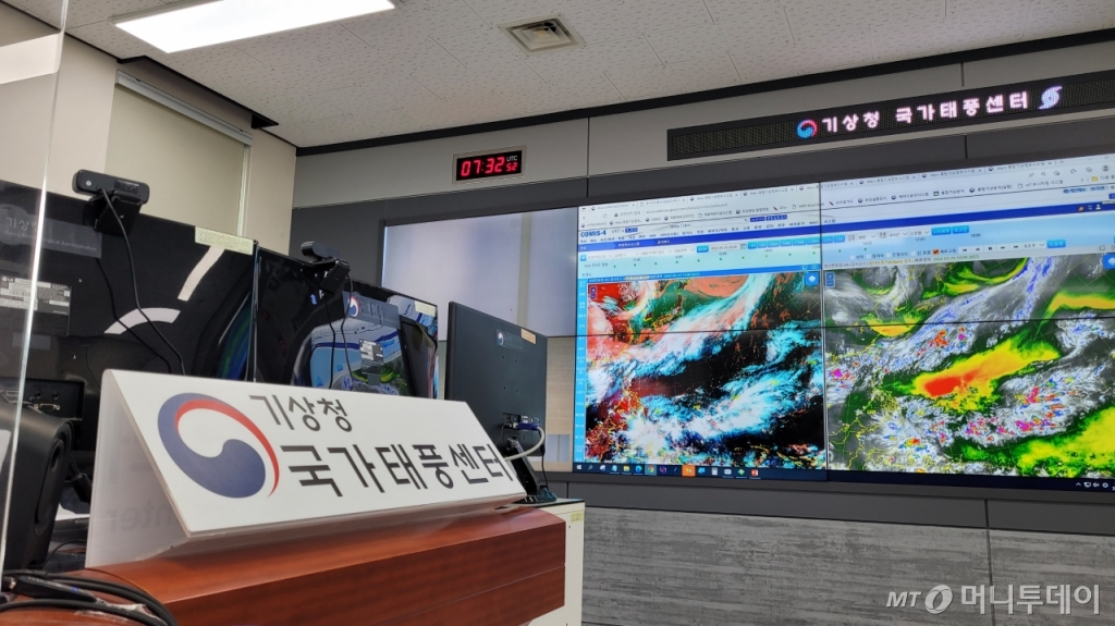 25일 국가태풍센터. 24시간 북서태평양 일대를 관측하며 태풍의 발생을 감시하고 있는 모습./사진=김도균 기자
