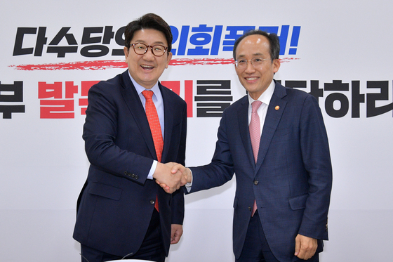 (서울=뉴스1) 허경 기자 = 권성동 국민의힘 원내대표가 26일 오후 서울 여의도 국회에서 추경호 경제부총리 겸 기획재정부 장관의 예방을 받고 기념촬영을 하고 있다. (공동취재) 2022.5.26/뉴스1  