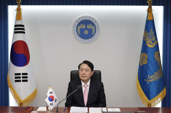 (서울=뉴스1) 안은나 기자 = 윤석열 대통령이 23일 오후 일본에서 열린 인도?태평양 경제프레임워크(IPEF) 출범 정상회의에 화상으로 참석하고 있다. 미국 주최로 열린 이번 회의에서는 한국, 일본, 호주, 뉴질랜드, 인도, 싱가포르, 말레이시아, 필리핀, 인도네시아, 베트남, 태국, 브루나이 등 13개국이 인도?태평양 지역의 포괄적인 경제협력체로 자리매김할 IPEF의 출범을 선언하고, 향후 나아가야 할 방향을 논의했다. (대통령실 제공) 2022.5.23/뉴스1  