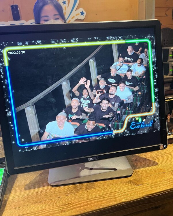 네이마르 등 브라질 선수들이 28일 에버랜드를 방문해 롤러코스터를 타고 있다./사진=네이마르 인스타그램.