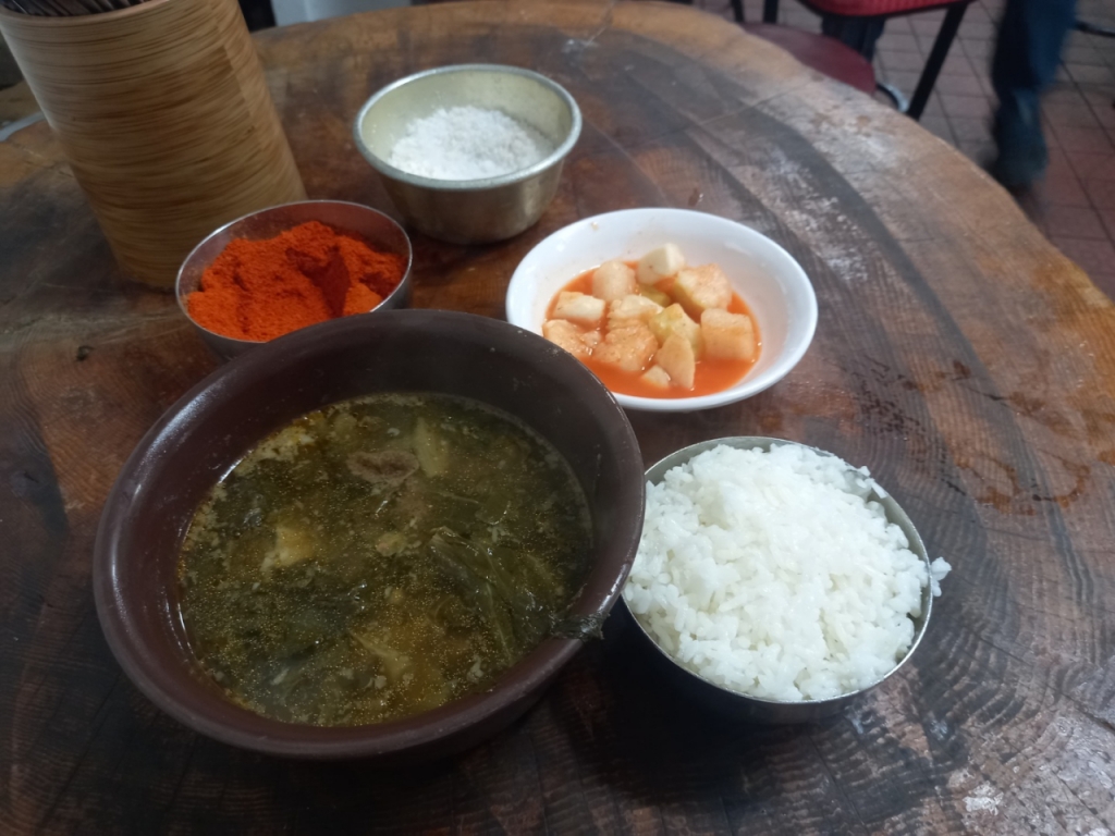 29일 오전 10시쯤 서울 종로구 낙원동의 한 국밥집 한상차림. 메뉴가 우거지얼큰국 하나라서 주문을 하지 않아도 음식이 나온다. 뚝배기 하나와 공기밥, 깍두기가 나온다. 가게에서 직접 빻은 고춧가루와 굵은 소금이 제공된다./사진=김성진 기자