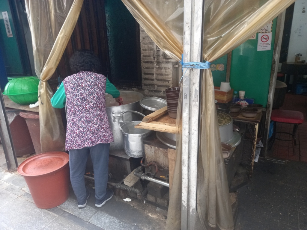 국밥집 사장 권영희씨(75)가 국을 푸고 있다./사진=김성진 기자
