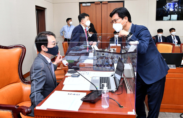 이원욱 과학기술정보방송통신위원회 위원장(왼쪽)과 국민의힘 간사인 김영식 의원이 26일 오후 서울 여의도 국회에서 열린 이종호 과학기술정보통신부 장관 후보자 인사청문회 실시계획서 채택 및 법안처리를 위한 과학기술정보방송통신위원회 전체회의에서 대화하고 있다. (공동취재) 2022.4.26/뉴스1