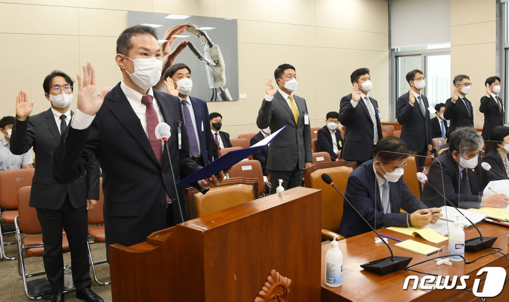 2021년 10월 5일 국회에서 열린 과학기술정보방송통신위원회 2021년도 국정감사에서 김경훈 구글코리아 대표가 발언대에서 중인대표로 선서 하고 있다. 뒷줄 왼쪽부터 정기현 페이스북 코리아 대표, 이강택 TBS 사장, 윤구 애플코리아 대표, 연주환 넷플릭스서비시스 코리아 팀장, 박대준 쿠팡 대표, 류긍선 카카오모빌리티 대표, 김범준 우아한형제들 대표. 2021.10.5/뉴스1