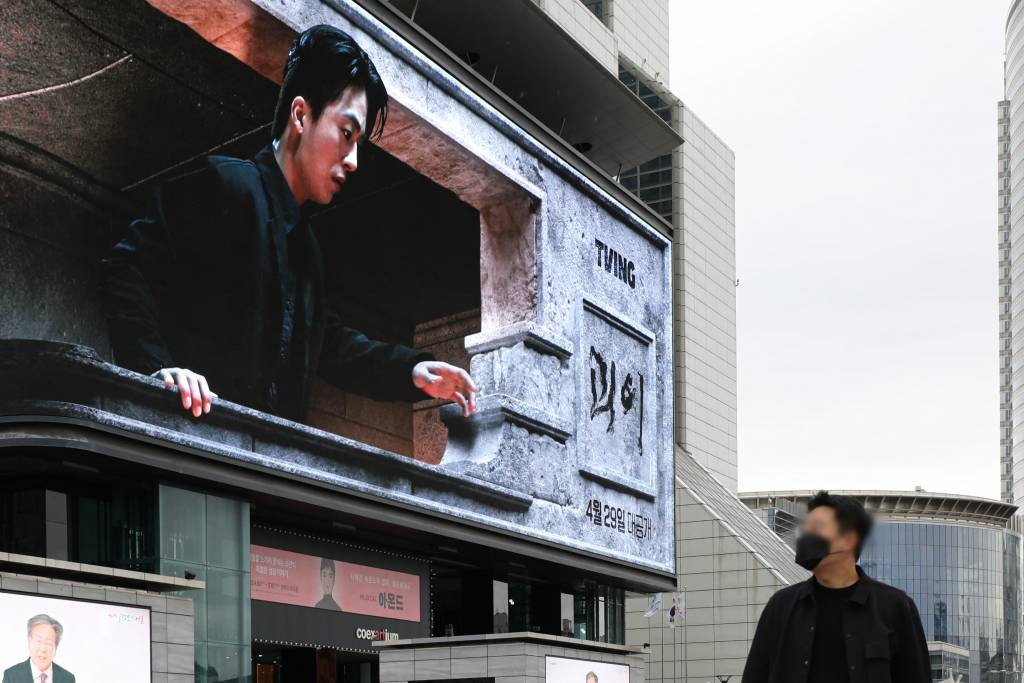 코로나19로 '집콕 특수'를 누린 국내 온라인동영상서비스(OTT)가 작년 역대급 매출을 기록했다. 웨이브와 티빙의 2021년도 감사보고서에 따르면, 양사의 지난해 매출액은 각각 2301억원과 1315억원으로 집계됐다. 이는 전년 대비 28%와 750% 성장한 수준이다. 사진은 올해 4월 13일 오후 서울 강남구 삼성역 인근 대형전광판에 나오는 티빙 광고 모습. /사진=뉴시스.