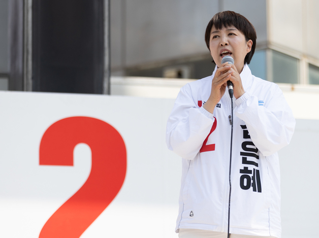 (오산=뉴스1) 이재명 기자 = 김은혜 국민의힘 경기도지사 후보가 31일 오후 경기도 오산시 롯데마트 사거리에서 시민들에게 지지를 호소하고 있다. 2022.5.31/뉴스1  