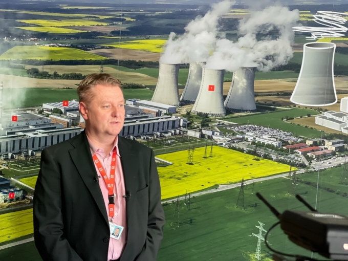 이리 베즈덱(Jiri Bezdek) 체코전력공사 언론담당이 17일 한국 취재진에게 두코바니 원전 개요와 신규 원전 프로젝트를 설명하고 있다. 벽에 위치한 두코바니 원전 조감도에는 신규 원전인 두코바니 5호기의 위치(오른쪽 위)와 모형이 그려져 있다. /사진=김훈남 기자