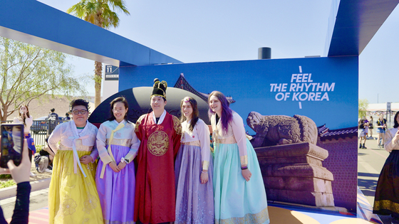 방탄소년단의 ‘퍼미션 투 댄스 온 스테이지(Permission To Dance on Stage)’ 콘서트가 열린 지난 4월 미국 라스베이거스의 엘리전트 스타디움 앞에 마련된 한국관광공사 홍보 부스에서 외국인들이 한복체험을 하고 있다. /사진제공=한국관광공사