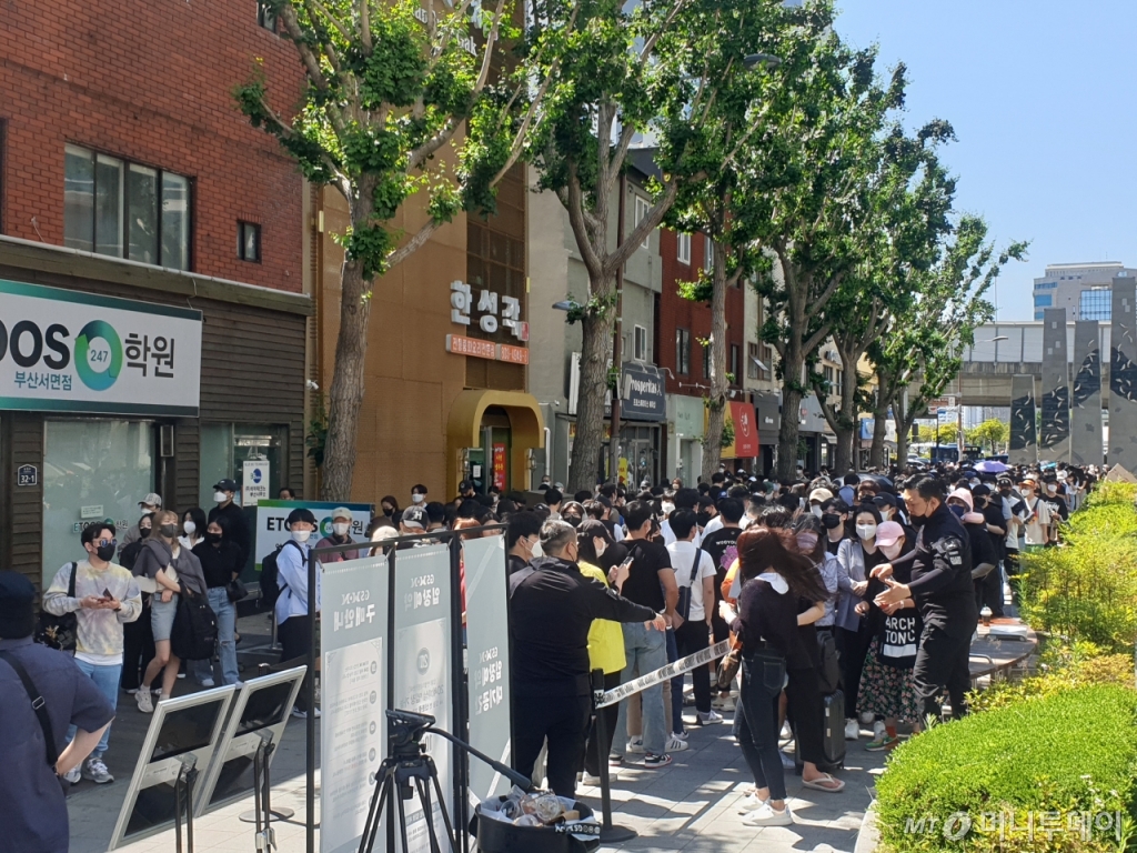  24일 오전 10시 부산 부산진구 전포동 카페거리에 위치한 GS25 편의점 'GS WON' 앞에  긴 줄이 늘어섰다. GS리테일이 프리미엄 증류식 소주 '원소주'와 부산에 연 팝업스토어 방문을 위한 줄로 오전 10시30분쯤 대기 인원이 1000명을 돌파했다./사진=이재은 기자