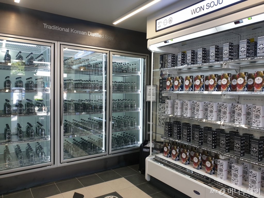 24일 오전 부산 부산진구 전포동 카페거리에 위치한 GS25 편의점 'GS WON'(GS25x원소주 팝업스토어)에 원소주가 진열돼있다./사진=이재은 기자