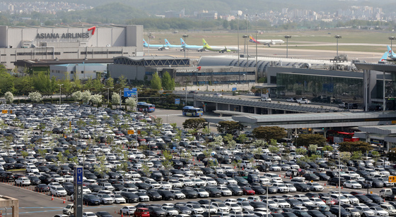 징검다리 연휴를 하루 앞둔 지난 5월 4일 서울 강서구 김포공항 국내선 주차장이 여행객들의 차량으로 가득 차 있다. /사진=뉴스1