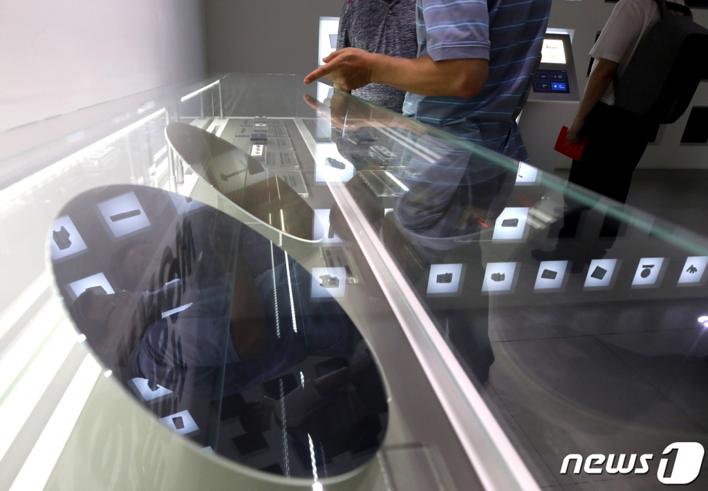 (서울=뉴스1) 구윤성 기자 = 1일 오후 서울 서초구 삼성전자 딜라이트를 찾은 관람객이 전시된 반도체웨이퍼를 살펴보고 있다. 일본 정부는 이날 플루오린 폴리이미드, 리지스트, 고순도 불화수소(에칭가스) 등 반도체와 디스플레이 패널 핵심소재에 쓰이는 3개 품목에 대해 한국 수출 규제를 강화한다고 공식 발표했다. 추가로 외국환관리법상 우대제도인 '화이트(백색) 국가' 대상에서 한국을 아예 제외하는 내용으로 정령(한국의 시행령에 해당)을 개정하기 위해 이날부터 의견수렴에 들어간다고 밝혔다. 2019.7.1/뉴스1