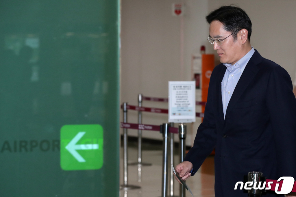 (서울=뉴스1) 민경석 기자 = 이재용 삼성전자 부회장이 7일 오후 서울 강서구 김포공항을 통해 일본으로 출국하고 있다. 이 부회장 일본행은 지난 4일부터 시작된 일본 정부의 반도체 핵심소재 수출 규제 강화에 따른 해결방안을 모색하기 위한 것으로 알려졌다. 2019.7.7/뉴스1