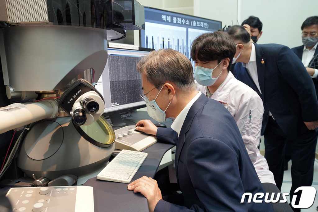 (서울=뉴스1) = 문재인 대통령이 9일 오전 대한민국 소재.부품.장비 산업현장인 경기도 이천 SK하이닉스 내 분석측정센터를 방문해 불화소수 협력 공정 연구원과 함께 전자현미경 앞에 앉아 직접 작동을 해보고 있다. 이날 현장 방문은 1년간 소재·부품·장비 안정화를 위해 노력한 기업, 국민들과 일본 수출규제 대응 경험과 성과를 공유하고, 소부장 강국으로 도약하기 위한 새로운 전략을 모색하기 위해 이뤄졌다. (청와대 제공) 2020.7.9/뉴스1