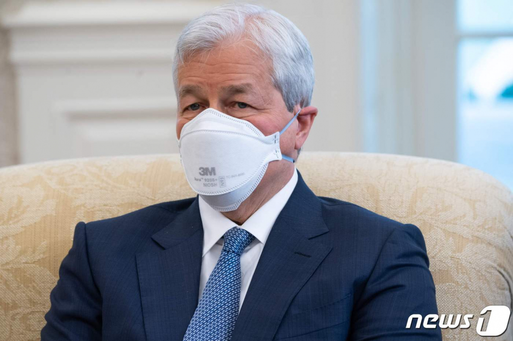 (워싱턴 AFP=뉴스1) 우동명 기자 = 제이미 다이먼 JP 모건 체이스 CEO가 9일(현지 시간) 워싱턴 백악관에서 조 바이든 대통령의 재계 인사들과 코로나19 경기 부양책 논의에 참석을 하고 있다.  ? AFP=뉴스1  