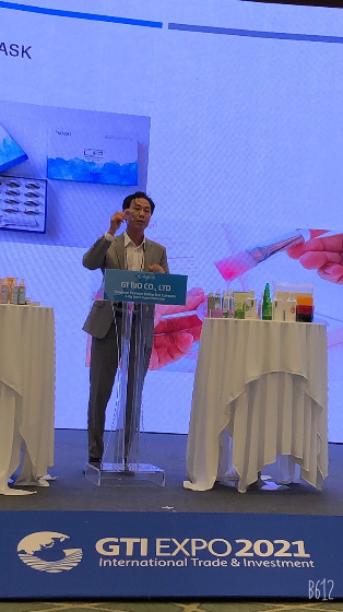 김우식 대표(2021년 강원도 온라인수출 스타기업육성 최우수기업 선정 모습) /사진제공=지원바이오