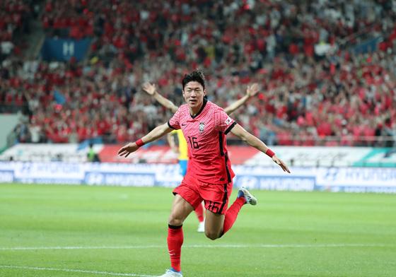 (서울=뉴스1) 구윤성 기자 = 2일 오후 서울월드컵경기장에서 열린 2002 한일월드컵 20주년 기념 평가전 대한민국-브라질의 경기에서 황의조가 동점골을 넣은 뒤 환호하고 있다. 2022.6.2/뉴스1