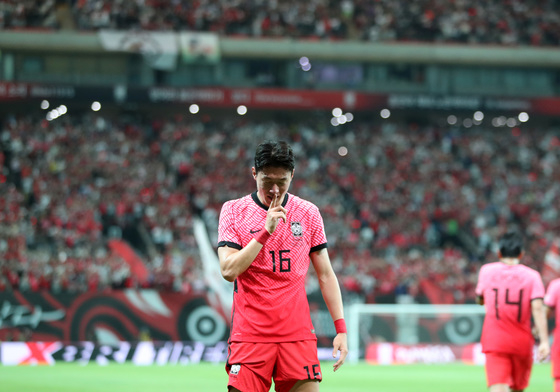 (서울=뉴스1) 구윤성 기자 = 2일 오후 서울월드컵경기장에서 열린 2002 한일월드컵 20주년 기념 평가전 대한민국-브라질의 경기에서 황의조가 동점골을 넣은 뒤 세리머니하고 있다. 2022.6.2/뉴스1