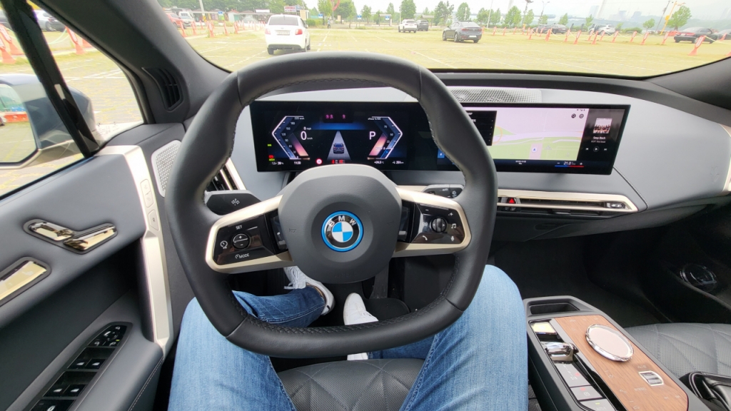 BMW iX xDrive50/사진=이강준 기자
