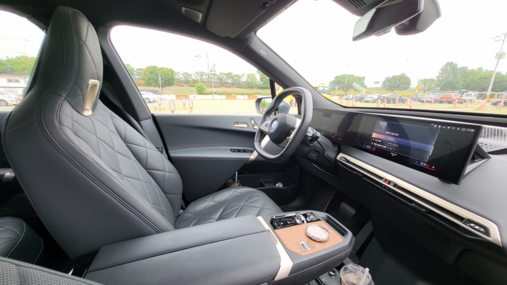 BMW iX xDrive50/사진=이강준 기자