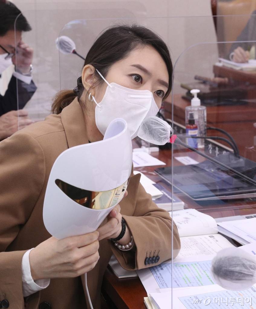 고민정 민주당 의원이 7일 오전 서울 여의도 국회 산업통상자원중소벤처기업위원회 전체회의실에서 열린 산업통상자원부 국정감사에서 성윤모 장관에게 LED 마스크에 대해질의하고 있다. /사진=이기범 기자 leekb@