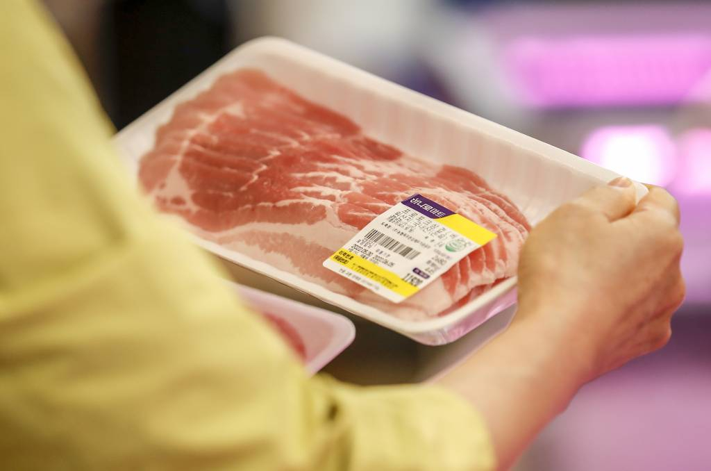 [서울=뉴시스] 정병혁 기자 = 31일 서울시내 대형마트에서 시민들이 장을 보고 있다. 2022.05.31.