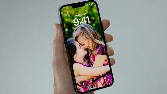 iOS 16은 잠금 화면의 글꼴이나 위젯 배치를 손쉽게 바꿀 수 있다. /사진=애플