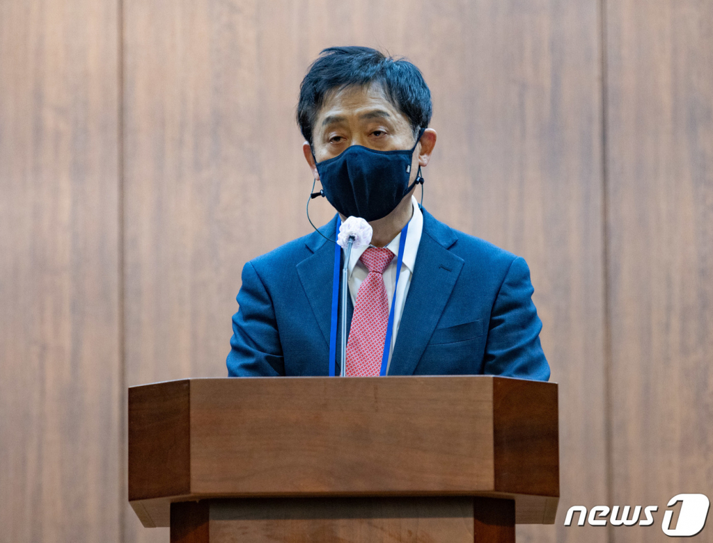 (서울=뉴스1) 이재명 기자 = 김주현 여신금융협회장이 14일 오후 서울 중구 은행연합회관에서 열린 제10회 여신금융포럼 ‘여전사 디지털 리스트럭처링’에서 개회사를 하고 있다. 2021.12.14/뉴스1  