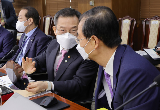 (서울=뉴스1) 오대일 기자 = 이종호 과학기술정보통신부 장관이 7일 용산 대통령실 청사 영상회의실에서 열린 국무회의에서 한덕수 국무총리에게 반도체 웨이퍼를 보여주며 설명하고 있다. 이 장관은 이날 회의에서  ‘반도체에 대한 이해와 전략적 가치’를 주제로 강연했다. (대통령실사진기자단) 2022.6.7/뉴스1   