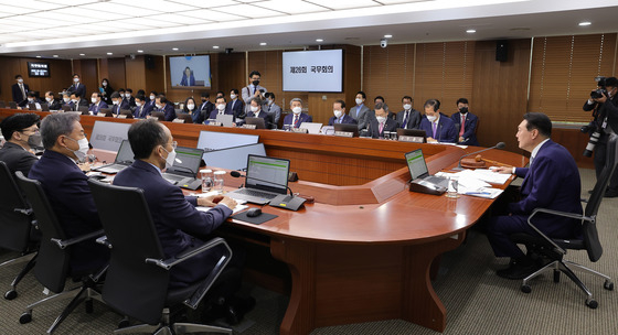 (서울=뉴스1) 오대일 기자 = 윤석열 대통령이 7일 용산 대통령실 청사 영상회의실에서 열린 국무회의에서 모두발언을 하고 있다. 이종호 과학기술정보통신부 장관은 한덕수 국무총리 좌측에 앉아 있다. (대통령실사진기자단) 2022.6.7/뉴스1  