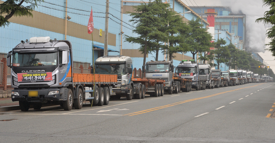 (포항=뉴스1) 최창호 기자 = 민주노총 전국공공운수노동조합 화물연대 총파업 이틀째인 8일 경북 포항시 남구 철강공단에 도로에 조합원들의 차량이 멈춰 서 있다.2022.6.8/뉴스1  