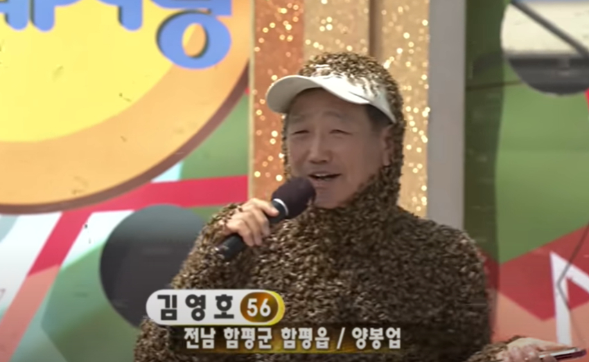 온몸에 벌을 두르고 나타난 '꿀벌 아저씨' 김영호씨/사진=KBS