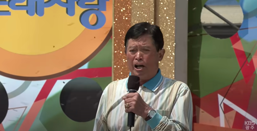 '꿀벌 아저씨' 김영호씨의 노래가 끝나고 무대에 올라 4번이나 같은 노래를 불러야 했던 김갑수씨/사진=KBS