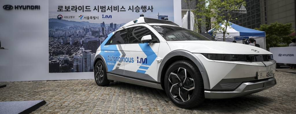 [서울=뉴시스] 정병혁 기자 = 9일 오전 서울 강남구 테헤란로 인근에서 열린 자율주행 모빌리티 로보라이드 시범서비스 시승행사에 자율주행 전기차가 정차되어 있다. 2022.06.09.