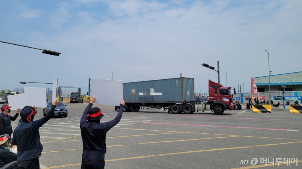 9일 오후 2시쯤. 인천신항 한진인천컨테이너터미널 앞. 민주노총 공공운수노조 화물연대본부 조합원들이 터미널로 들어오는 차량을 향해 팻말을 흔들며 운송 거부 동참을 호소하고 있다./사진=김도균 기자.