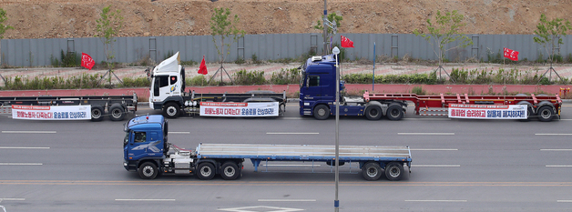 화물연대 16개 지역본부가 총파업에 돌입한 지 사흘째인 9일 오전 인천시 연수구 송도국제도시 인천신항 일대 도로변에 화물연대 인천지역본부 소속 화물차량들이 줄지어 정차돼 있다./사진=뉴스1