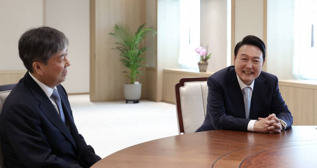 [서울=뉴시스] 윤석열 대통령이 10일 새로 마련된 서울 용산 대통령 집무실에서 김대기 비서실장과 대화를 나누고 있다. (사진=대통령실 제공) 2022.05.10. *재판매 및 DB 금지