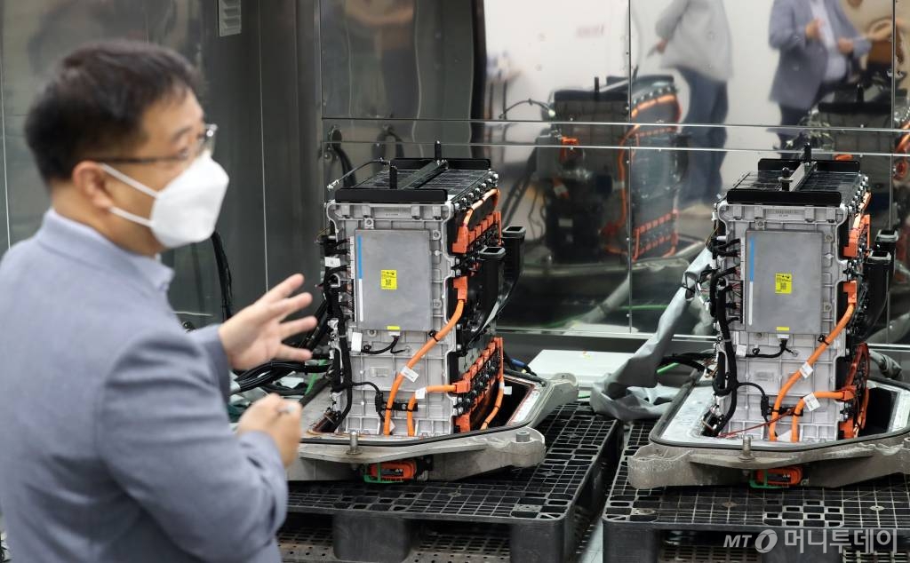 지난달 30일 경기 시흥 한국환경공단 수도권 미래폐자원 거점수거센터. 전기차에서 분리된 배터리가 성능평가를 받고 있다. /사진=시흥(경기)=이기범 기자 leekb@