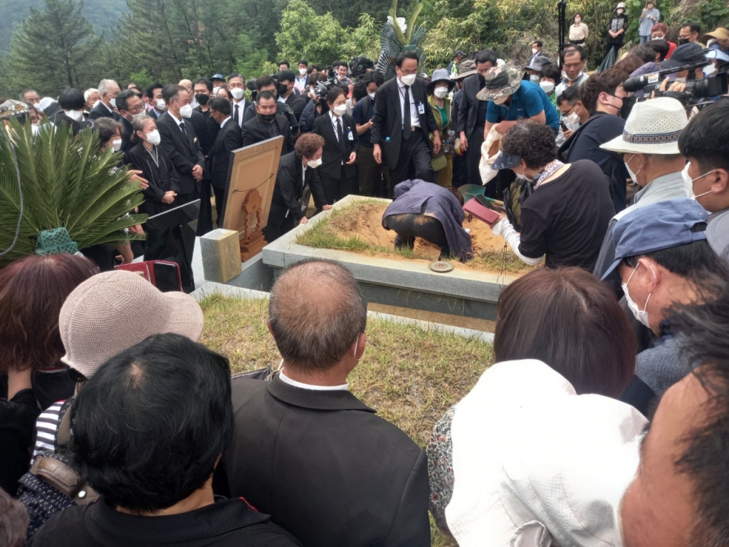 10일 오후 2시쯤 대구 달성군 송해마을 인근 산에서 송해의 하관식이 이뤄지고 있다./사진=김성진 기자