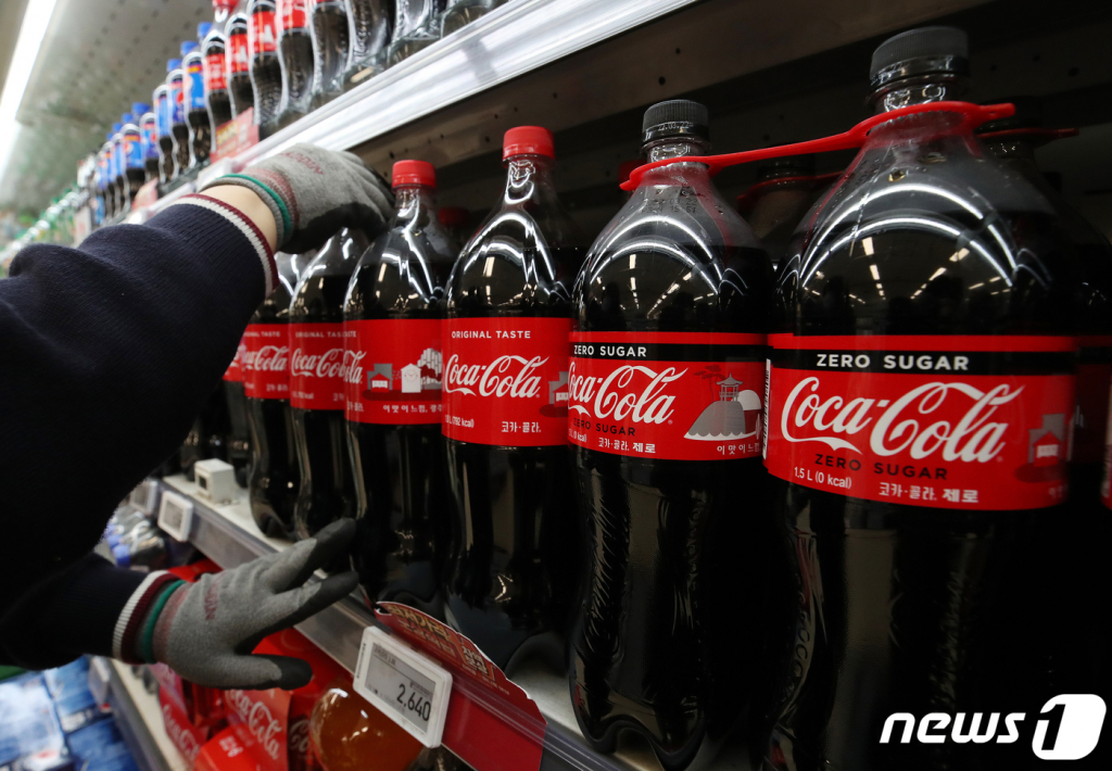 서울 시내 한 대형마트에 진열되어 있는 코카콜라. /사진= 뉴스1