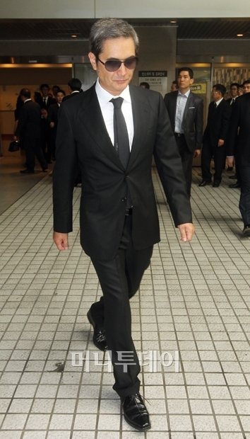 삼성가 3세 이재찬씨의 발인식이 치러진 2010년 8월 서울 강남 삼성의료원에서 친형인 이재관 전 새한그룹 부회장이 장례식장을 나서고 있다./사진=머니투데이 DB