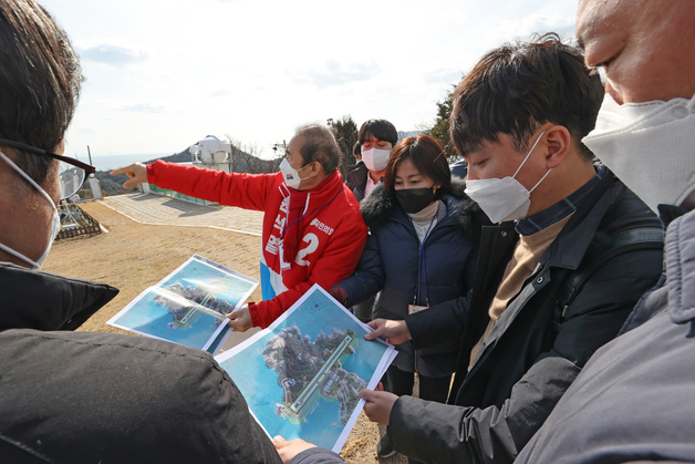 이준석 국민의힘 대표가 올해 2월 22일 전남 신안군 흑산도를 찾아 주민들과 대화하고 있다.(국민의힘 전남도당 제공) 2022.2.22/뉴스1  