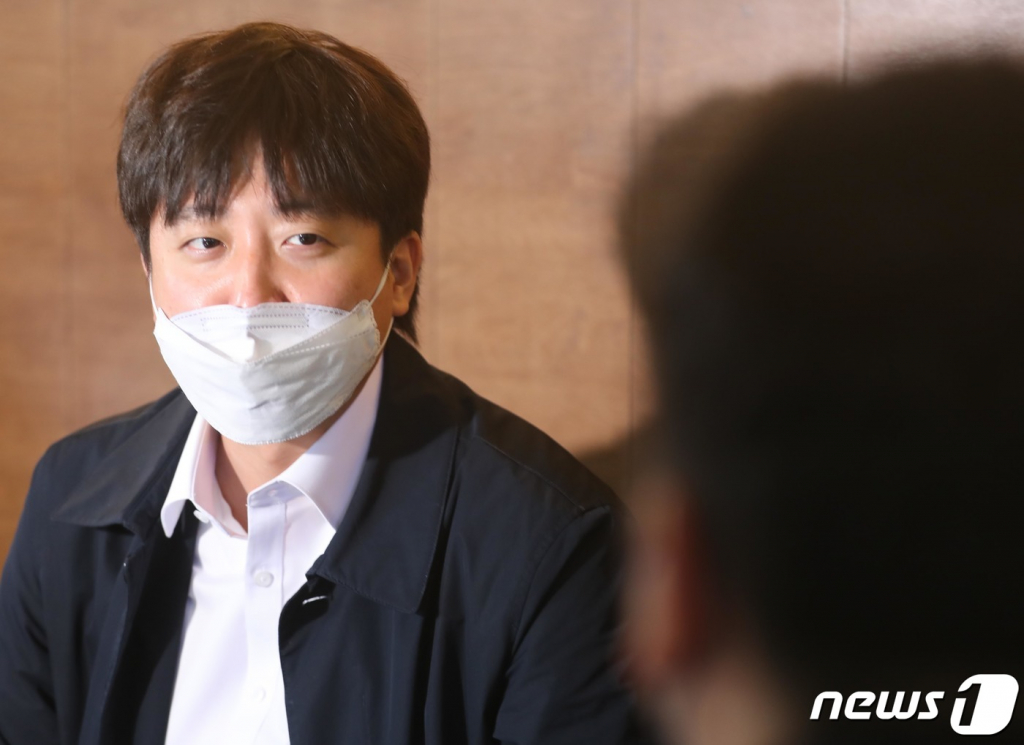 당무를 중단하고 잠행 중인 이준석 국민의힘 대표가 지난해 12월 3일 오후 제주시 연동의 한 카페에서 기자 간담회를 하고 있다. 2021.12.3/뉴스1  