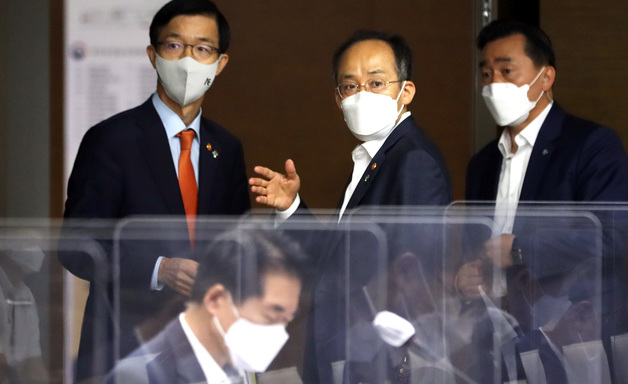 (세종=뉴스1) 김기남 기자 = 추경호 경제총리 겸 기획재정부 장관이 9일 오전 정부세종청사에서 국정현안조정점검회의에 참석하며 방문규 국무조정실장과 이야기를 나누고 있다. 2022.6.9/뉴스1  