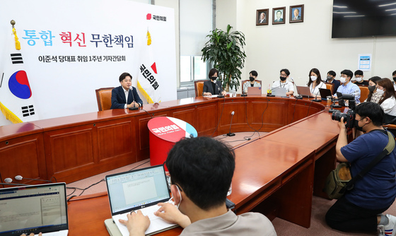 이준석 국민의힘 대표가 12일 오후 서울 여의도 국회에서 취임 1주년을 맞아 가진 기자간담회에서 모두발언을 하고 있다. (공동취재) 2022.6.12/뉴스1  