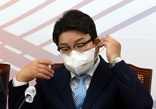 (서울=뉴스1) 이재명 기자 = 권선동 국민의힘 원내대표가 9일 오전 서울 여의도 국회에서 열린 최고위원회의에서 모두발언을 마친 후 마스크를 착용하고 있다. (공동취재) 2022.6.9/뉴스1 