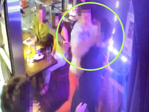 지난 4일(현지시간) 새벽 뉴욕 코리아타운 한 아시아 음식 전문점에서 크레디트스위스 언론 담당 책임자 로먼 캠벨이 난동을 부리고 있다./사진=뉴욕포스트 