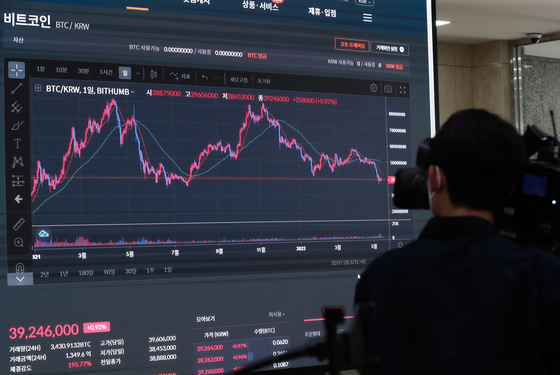(서울=뉴스1) 신웅수 기자 = 17일 서울 서초구 빗썸 고객센터 전광판에 비트코인 시세가 표시되고 있다.  이날 나스닥이 1% 이상 급락하면서 비트코인도 3% 이상 하락해 3만 달러 아래로 밀렸다. 2022.5.17./뉴스1   