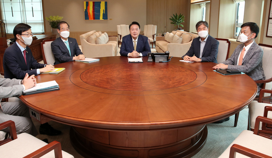 (서울=뉴스1) 오대일 기자 = 윤석열 대통령이 13일 용산 대통령실 집무실에서 열린 한덕수 국무총리와의 첫 주례회동에 앞서 환담을 나누고 있다. 왼쪽부터 방문규 국무조정실장, 한 총리, 윤 대통령, 김대기 비서실장, 최상목 경제수석. 대통령실사진기자단 2022.6.13/뉴스1  